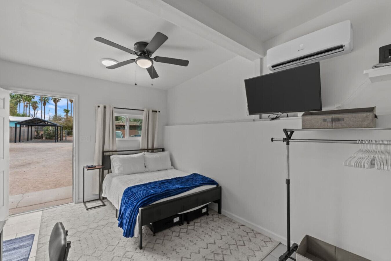 Escritorio, wifi gratis y ropa de cama 