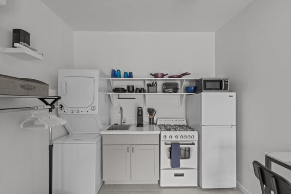 Réfrigérateur, four à micro-ondes, un four, surface de cuisson