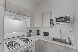 Køleskab, mikrobølgeovn, ovn, kogeplade