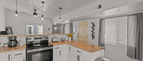 Frigorifero, microonde, forno, piano cottura