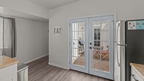 Una cocina moderna con un doble vano que da a un patio al aire libre.
