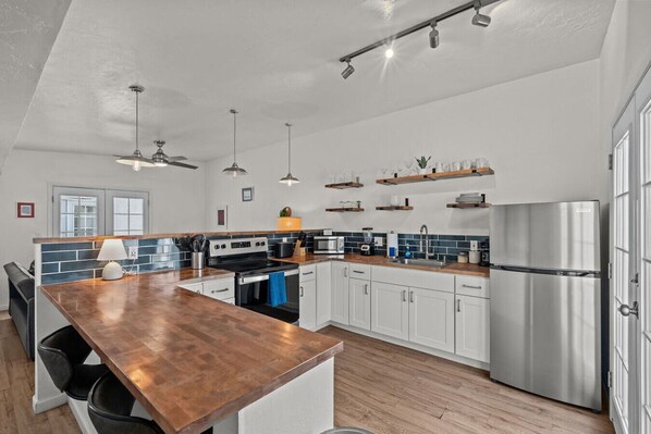 Réfrigérateur, micro-ondes, four, plaque de cuisson