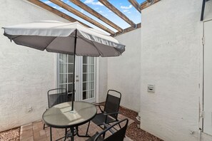 Outdoor dining - Luxe Tucson Digs Walking to U of A (Tucson)