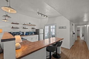 Fridge, microwave, oven, stovetop - Luxe Tucson Digs Walking to U of A (Tucson)