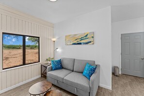 Una Smart TV, videojuegos, un futbolín