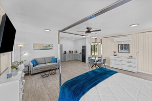 1 室のベッドルーム、デスク、アイロン / アイロン台、WiFi (無料)