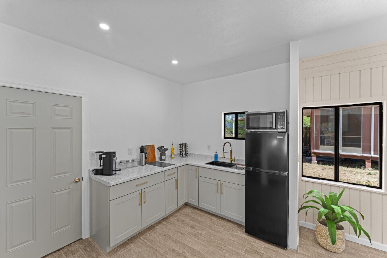 Kjøleskap, mikrobølgeovn, kokeplater og kaffetrakter/tekoker