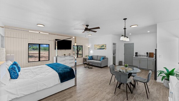 Una habitación amplia con cama, comedor y cocina.