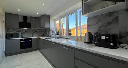 Perfect Contractor house/3 free parking space/EV charging/Secure/Quiet/Modern