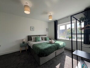 3 bedrooms, iron/ironing board, free WiFi, bed sheets - Perfect Contractor house/3 free parking space/EV charging/Secure/Quiet/Modern (Waltham Cross)