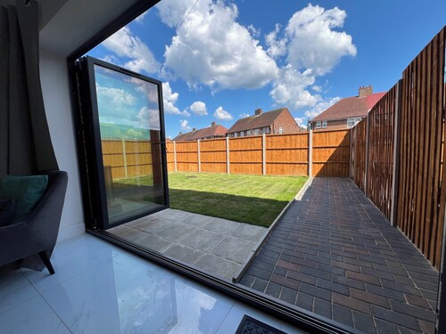 Perfect Contractor house/3 free parking space/EV charging/Secure/Quiet/Modern
