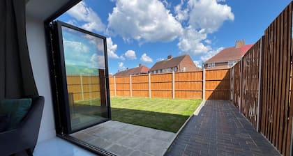 Perfect Contractor house/3 free parking space/EV charging/Secure/Quiet/Modern