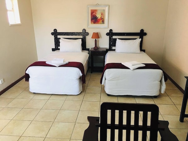 Habitación Confort con 2 camas individuales | Decoración personalizada, muebles diferentes y escritorio 