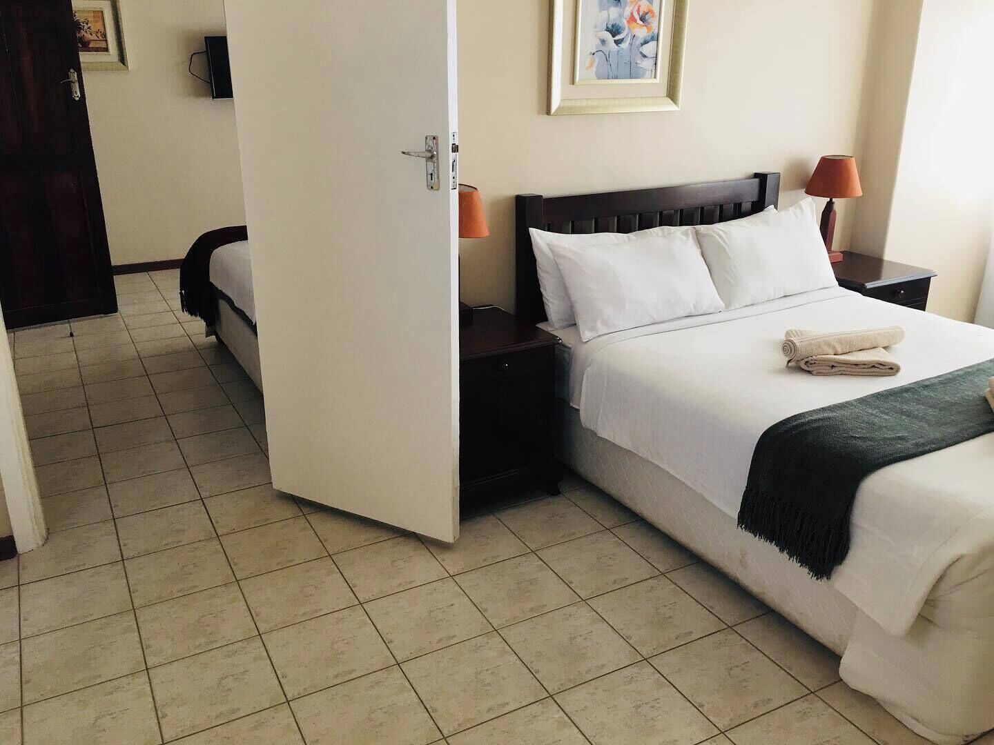 Comfort Suite | Individually decorated, individually furnished, desk, laptop workspace