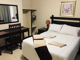 舒适双人房, 城市景观 | 特色装修、特色家居、办公桌、笔记本电脑工作区