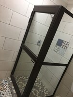 毛巾、肥皂、洗发水、卫生纸