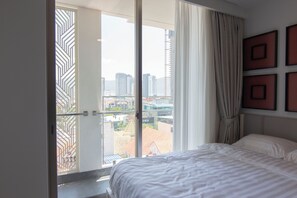 Premium Studio, 1 Queen Bed, Balcony, Partial Ocean View | Balcony view