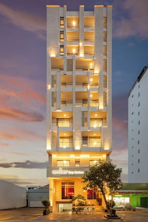 Overnatningsstedets facade – aften/nat