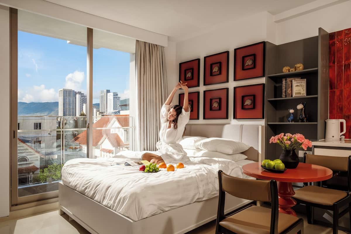 Studio Balcony City View | Egyptian cotton sheets, premium bedding, pillow-top beds, in-room safe