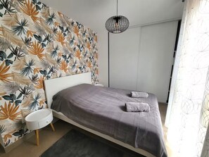 2 bedrooms, iron/ironing board, WiFi