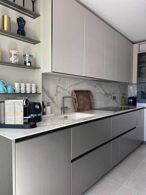 Fridge, oven, stovetop, dishwasher