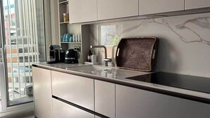 Kaffetrakter/tekoker, kjøleskap, ovn og kokeplater