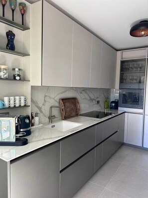 Geladeira, fogão, cooktop, lava-louças