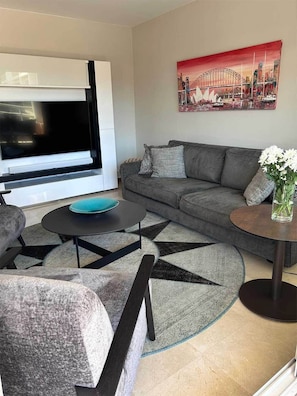 Smart TV - 08. An exclusive apartment with terrace on Cap d’Antibes (Antibes)