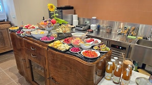 A kitchen counter with various food items and a blender. - Les Chambres d'Hôtes du Château Eclosion (Saint-Paul en Jarez)