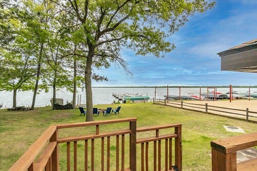 Cozy 2-Bedroom Waterfront Cottage on Castle Rock Lake – Right Next to Shipwreck Bar & Grill