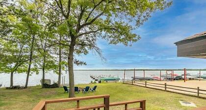 Cozy 2-Bedroom Waterfront Cottage on Castle Rock Lake – Right Next to Shipwreck Bar & Grill