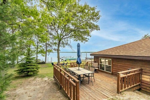 Cozy 2-Bedroom Waterfront Cottage on Castle Rock Lake – Right Next to Shipwreck Bar & Grill