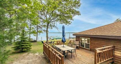 Cozy 2-Bedroom Waterfront Cottage on Castle Rock Lake – Right Next to Shipwreck Bar & Grill