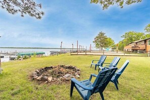 Property grounds - Cozy 2-Bedroom Waterfront Cottage on Castle Rock Lake – Right Next to Shipwreck Bar & Grill (Mauston)