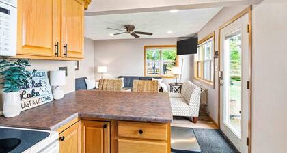 Cozy 2-Bedroom Waterfront Cottage on Castle Rock Lake – Right Next to Shipwreck Bar & Grill