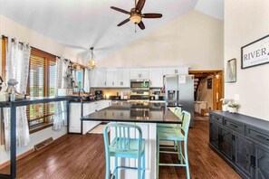 Kjøleskap, mikrobølgeovn, ovn og kokeplater