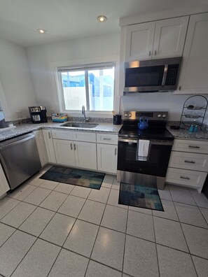 Fridge, microwave, oven, stovetop - Spacious 5-bedroom beautiful water view home with private boat dock! (Homosassa)