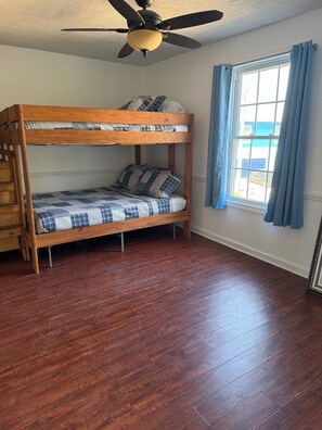5 habitaciones, escritorio, tabla de planchar con plancha y wifi gratis 