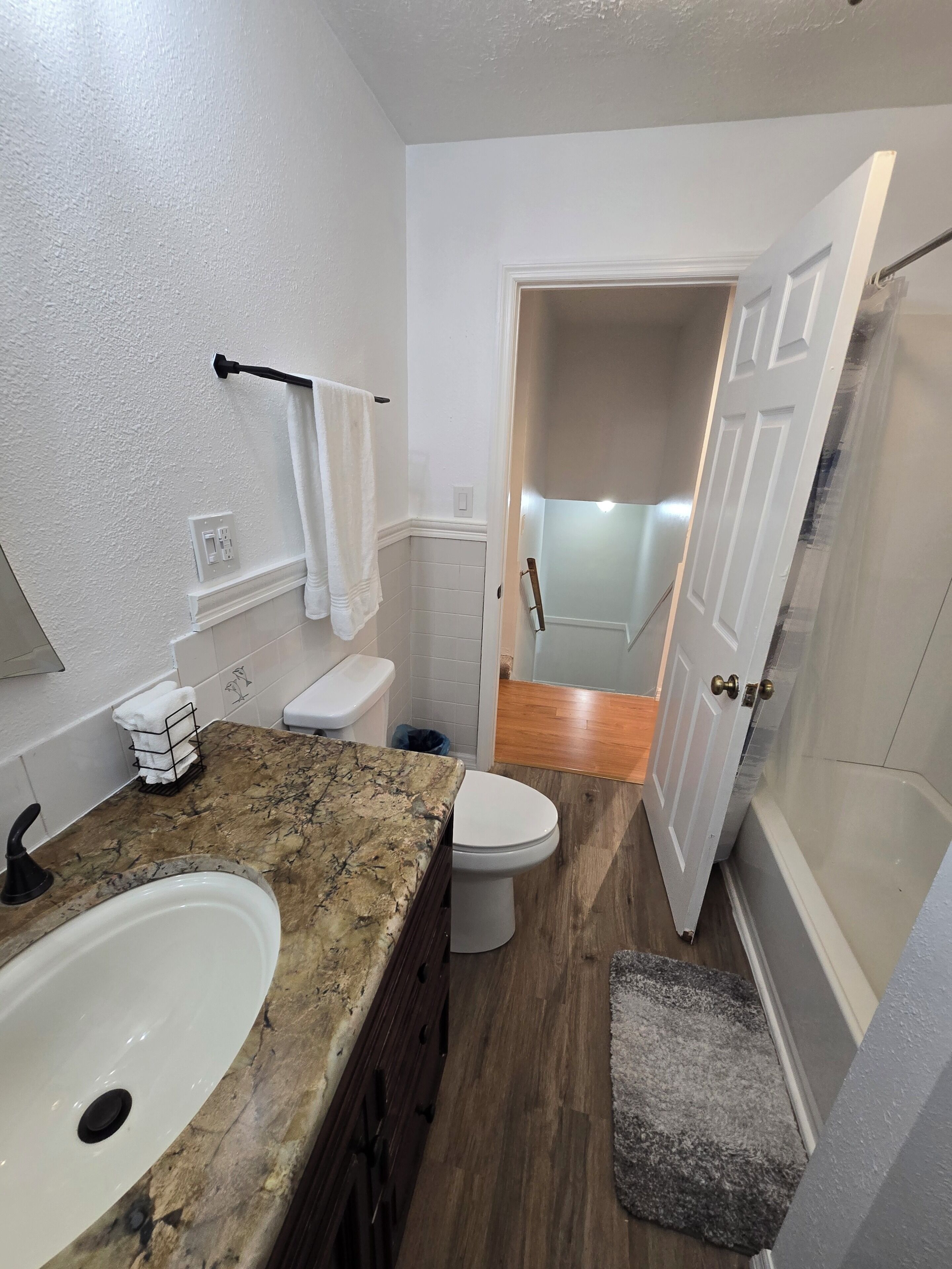 Une salle de bain équipée d’un lavabo, de toilettes et d’une douche.