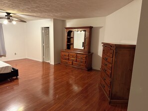 5 quartos, escrivaninha, ferros/tábuas de passar roupa