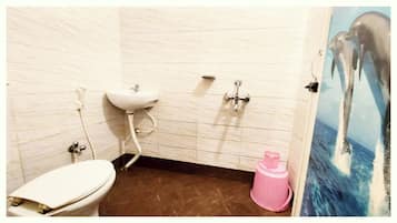 Shower, rainfall showerhead, free toiletries, slippers