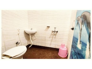 Shower, rainfall showerhead, free toiletries, slippers - Hotel M S M Residency Puri (Puri)