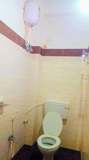 Douche, douche à « effet pluie », articles de toilette gratuits