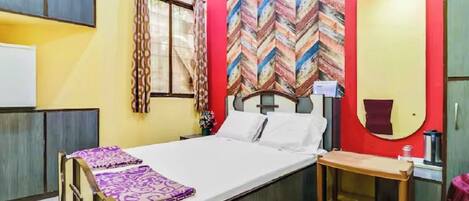 In-room safe, soundproofing, free WiFi, bed sheets