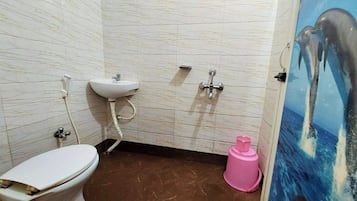 Shower, rainfall showerhead, free toiletries, slippers