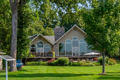 Kohl Manor Luxury Lake 8br year round retreat Pool, Cinema, Arcade on LacLaBelle