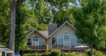 Kohl Manor Luxury Lake 8br year round retreat Pool, Cinema, Arcade on LacLaBelle