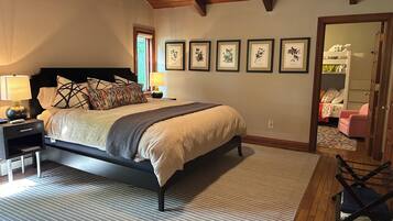 8 slaapkamers, een kluis op de kamer, een bureau