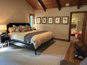 8 bedrooms, in-room safe, desk, iron/ironing board - Kohl Manor Luxury Lake 8br year round retreat Pool, Cinema, Arcade on LacLaBelle (Oconomowoc)