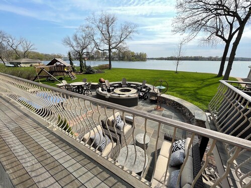 Kohl Manor Luxury Lake 8-br exclusive retreat Pool, Cinema, Arcade on LacLaBelle